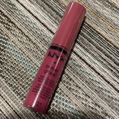 NYX Butter Gloss BLG01 Strawberry Parfait Lip Gloss with Shine Effect, 2.5 ml