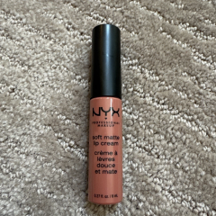 Кремовая металлическая матовая помада NYX Cosmetics Soft Matte Metallic Lip Cream SMMLC06 Cannes