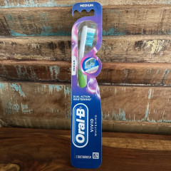 Отбеливающая зубная щётка Oral-B Vivid Whitening средней жёсткости зеленая