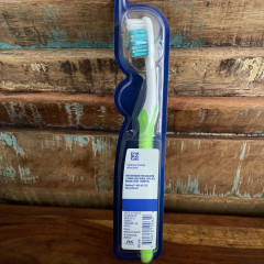 Отбеливающая зубная щётка Oral-B Vivid Whitening средней жёсткости зеленая