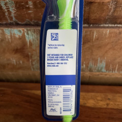 Отбеливающая зубная щётка Oral-B Vivid Whitening средней жёсткости зеленая