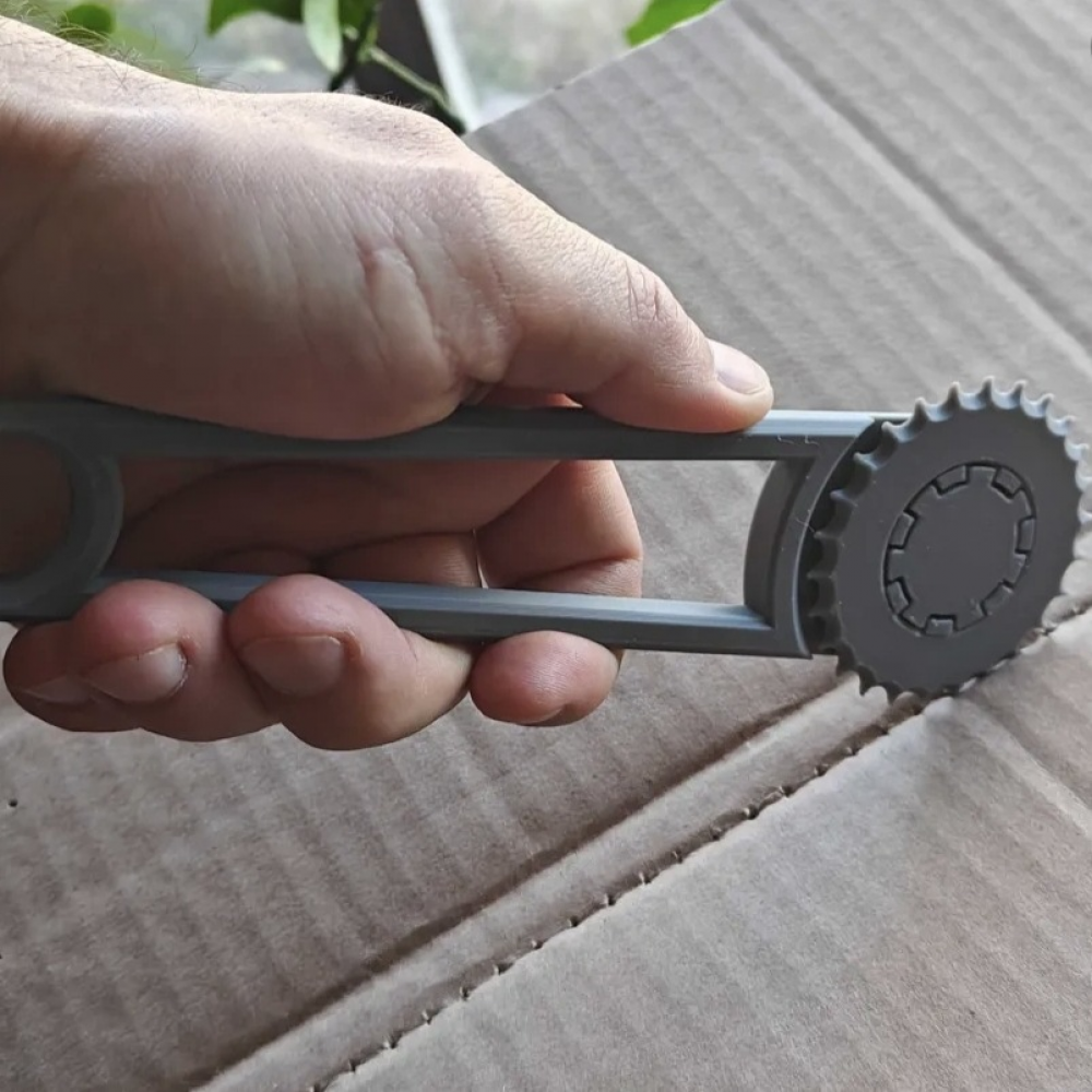 Hand tool for punching holes in cardboard boxes, green