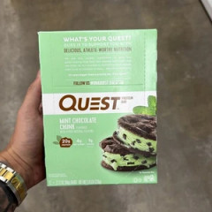 Set of Quest Protein Bar Mint Chocolate Chunk protein bars with mint and chocolate flavor, 12 pieces of 60 grams each