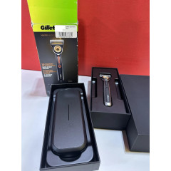 Бритва Gillette Labs Heated Razor з підігрівом (бритва+два картриджі+зарядка+дорожній кейс) золотистий колір
