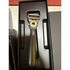 Бритва Gillette Labs Heated Razor з підігрівом (бритва+два картриджі+зарядка+дорожній кейс) золотистий колір