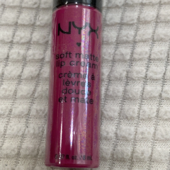 Liquid lipstick with a matte finish Nyx Soft Matte Lip Cream Paris SMLC24 bright pink 8 ml