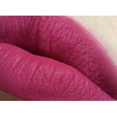 Liquid lipstick with a matte finish Nyx Soft Matte Lip Cream Prague SMLC18 berry fuchsia 8 ml