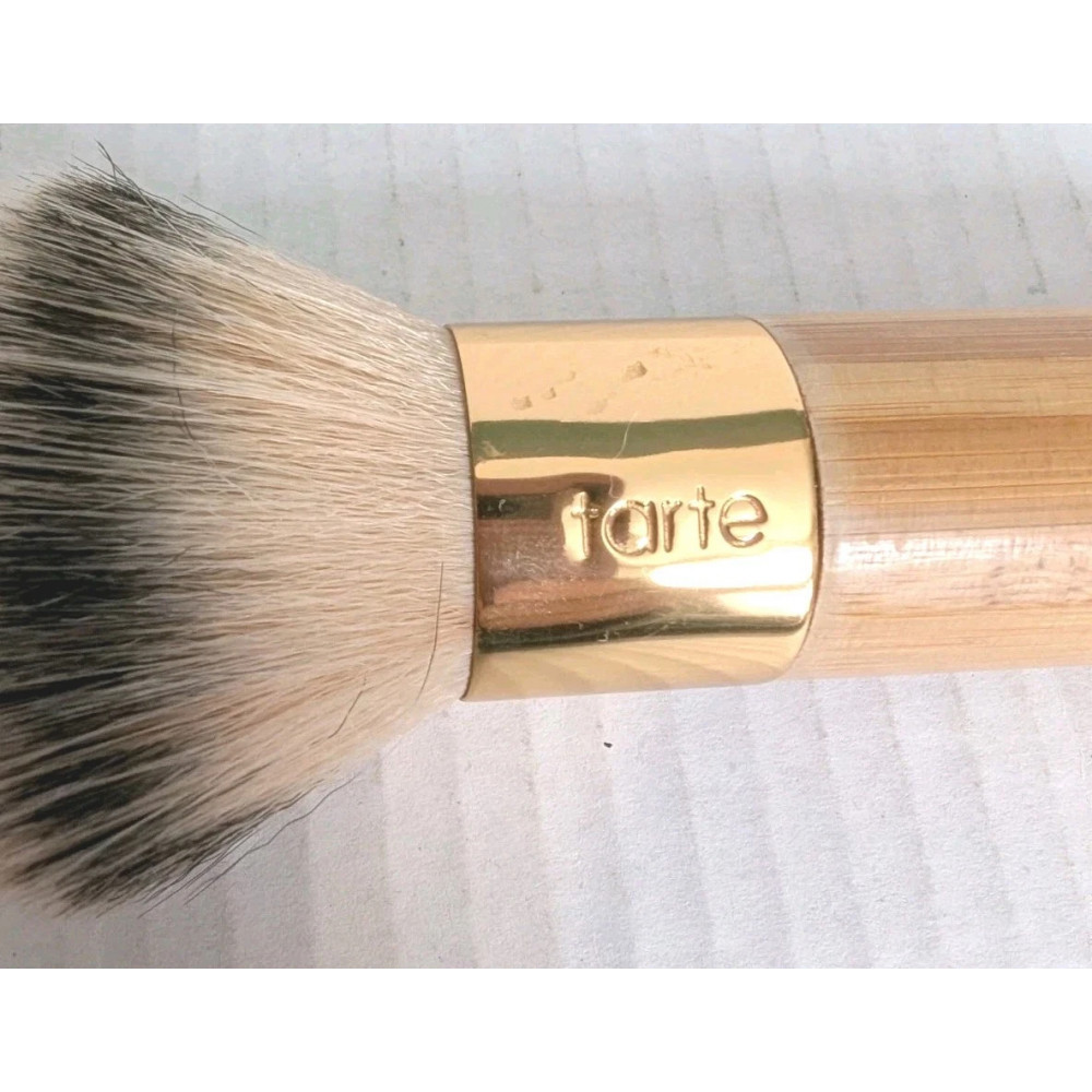 Бамбуковая кисть кабуки для тональной основы Tarte Cosmetics The Buffer Airbrush Finish