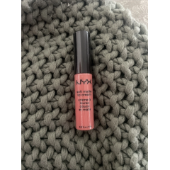 Liquid lipstick with a matte finish Nyx Soft Matte Lip Cream Buenos Aires SMLC12 peachy-pink 8 ml