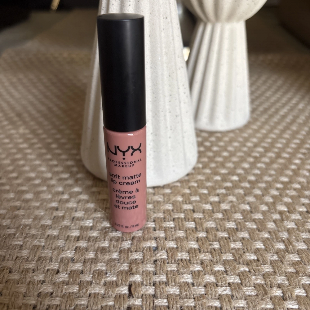 Liquid lipstick with a matte finish Nyx Soft Matte Lip Cream Abu Dhabi SMLC09 beige nude 8 ml