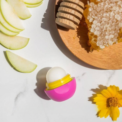 Увлажняющий бальзам для губ EOS Natural Shea Smooth с ароматом яблоко мед и натуральным воском 7 г