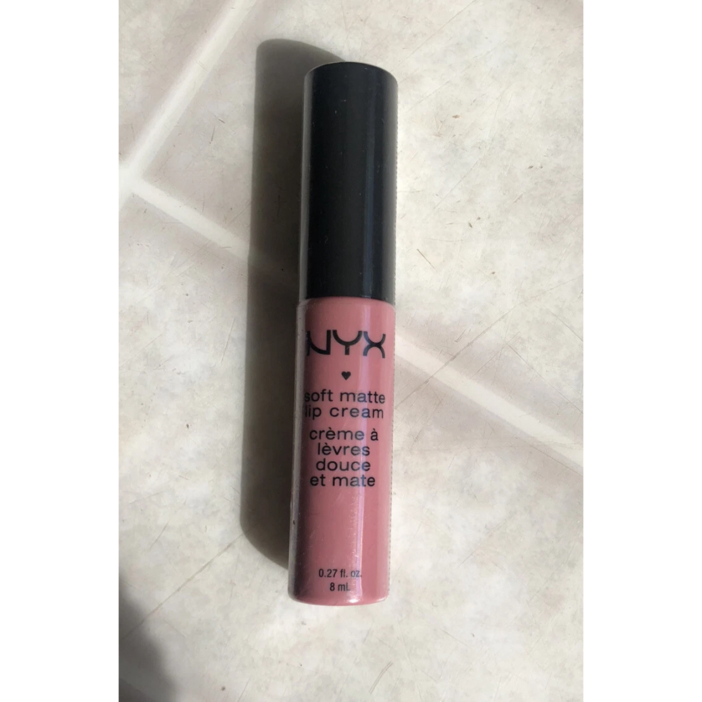 Liquid lipstick with a matte finish Nyx Soft Matte Lip Cream Istanbul SMLC06 soft pink 8 ml
