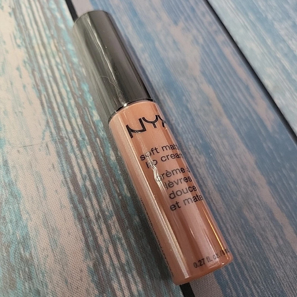 Жидкая помада с матовым финишем Nyx Soft Matte Lip Cream Stockholm SMLC02 бежевый 8 мл
