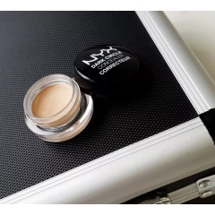 Пігментований консилер, що маскує темні кола під очима, NYX Professional Makeup Dark Circle Concealer відтінок Light DCC02