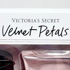 Подарочный набор для женщин Victoria's Secret Velvet Petals: парфюмированный спрей и лосьон для тела по 75мл