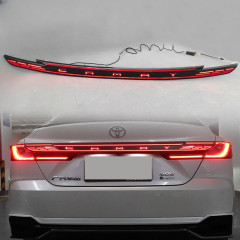 Светодиодная накладка на багажник Toyota Camry 2024-2025 с динамической LED-подсветкой и буквами