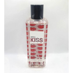 Парфюмированный спрей для тела Victoria`s Secret  Just a KISS Fragrance Body Mist 250 mL
