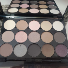 Палетка для макияжа лица и глаз Nyx Butt Naked Eyes S122 (15 теней 4 румян 1 бронзер 2 хайлайтера)