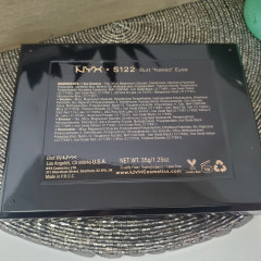 Палетка для макияжа лица и глаз Nyx Butt Naked Eyes S122 (15 теней 4 румян 1 бронзер 2 хайлайтера)