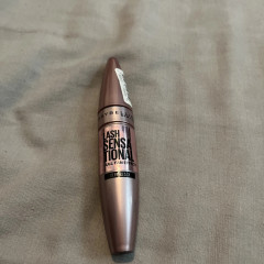 Volumizing and lengthening mascara with a fan effect Maybelline New York Lash Sensational black 9.5 ml