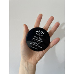 Loose powder with minerals against oily shine NYX Professional Makeup Mineral Finishing Powder MFP01 shade Light/Medium 8 g
