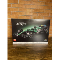 Collectible LEGO Technic Set Formula 1 Car Aston Martin Aramco AMR25 42240 Gift Set 1547 Pieces