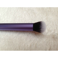 Кисть для нанесення тональної основи Real Techniques Expert Face Brush (без коробки)