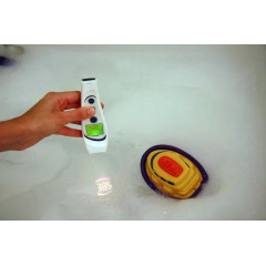 The contactless VisioFocus 06400 thermometer emits the result on the forehead.