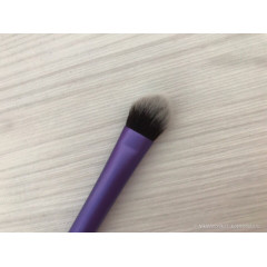 The Real Techniques Medium shadow brush is designed for applying powder and cream eyeshadows, as well as concealer underneath the eyes (without).