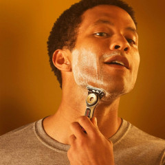 Gillette Labs Heated Razor Shaving Set (6 cartridge razor and charging base)