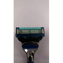 Gillette Proglide razor with 4 cartridges