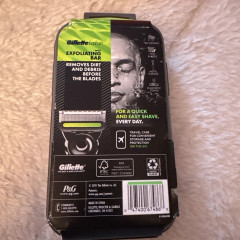Gillette Labs men's razor with exfoliating strip stand 9 cartridges and travel case