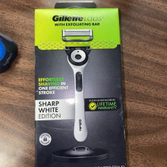 Белый мужской станок Gillette Labs в лимитированном дизайне с подставкой и 1 картриджем