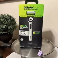 Белый мужской станок Gillette Labs в лимитированном дизайне с подставкой и 1 картриджем