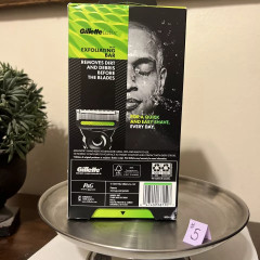 Белый мужской станок Gillette Labs в лимитированном дизайне с подставкой и 1 картриджем