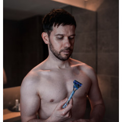 Gillette SkinGuard Sensitive Power Men's Shaving Machine with Battery (1 machine and 1 cartridge)