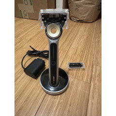Електробритва Gillette Labs Heated Razor з 1 використаною бритвою, 2 новими змінними лезами та зарядною док-станцією