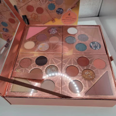 Лімітований набір для макіяжу Tarte Gift & Glam з 4 палетками