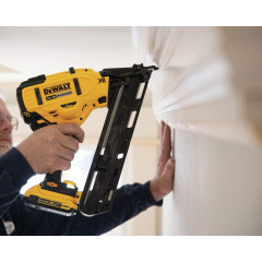 Пістолет цвяхів акумуляторний безщітковий DeWALT DCN650D1