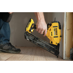 Пістолет цвяхів акумуляторний безщітковий DeWALT DCN650D1