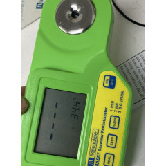 Цифровий рефрактометр Brix Milwaukee MA871 для вимірювання цукру