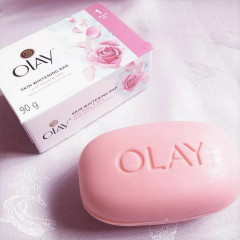 Lightening and exfoliating soap Olay with rose and milk extracts (90 g)