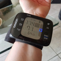 Автоматический тонометр на запястье OMRON RS7 Intelli IT